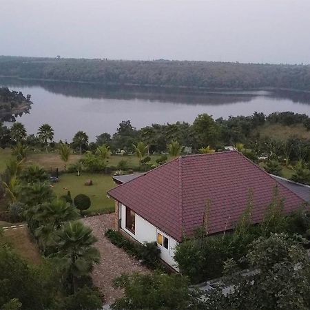 Stayvista'S Lakeside Whispers - Lake & Mountain-View Villa With Lawn & Indoor-Outdoor Games Nagpur Esterno foto