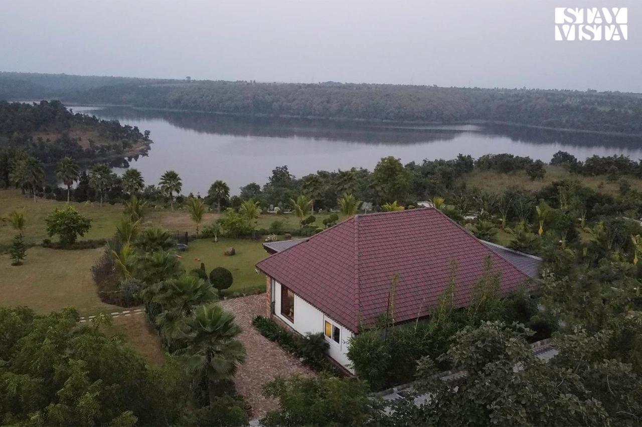 Stayvista'S Lakeside Whispers - Lake & Mountain-View Villa With Lawn & Indoor-Outdoor Games Nagpur Esterno foto